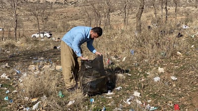Duhok teacher spends Ramadan days cleaning local green spaces