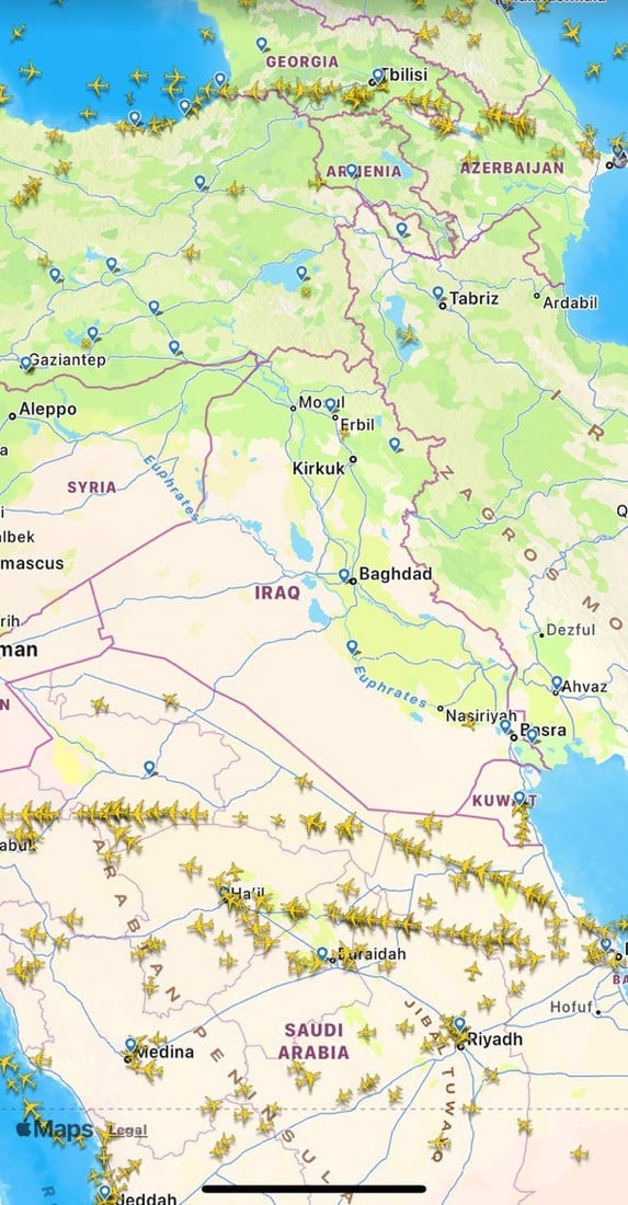 الأجواء خالية والخسائر كبيرة.. الطائرات تغيّر مسارها قبل الدخول إلى العراق (صور)