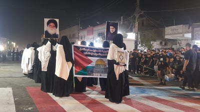 موكب شهيد الجمعة يدوس علم أميركا ويرفع رايات فلسطين (صور)