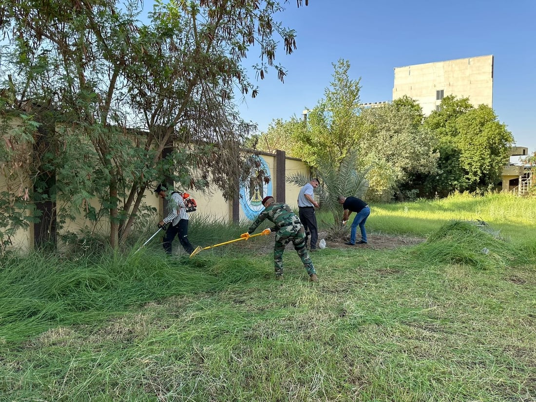 صباح نشيط في مكتب الوزير.. الموظفون زيّنوا حديقة التجارة بالشتلات والورود (صور)