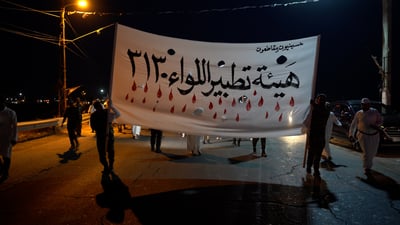 سيوف أبناء الصدر لمعت في شوارع سامراء.. قائد العمليات يتقدم التطبير (فيديو)