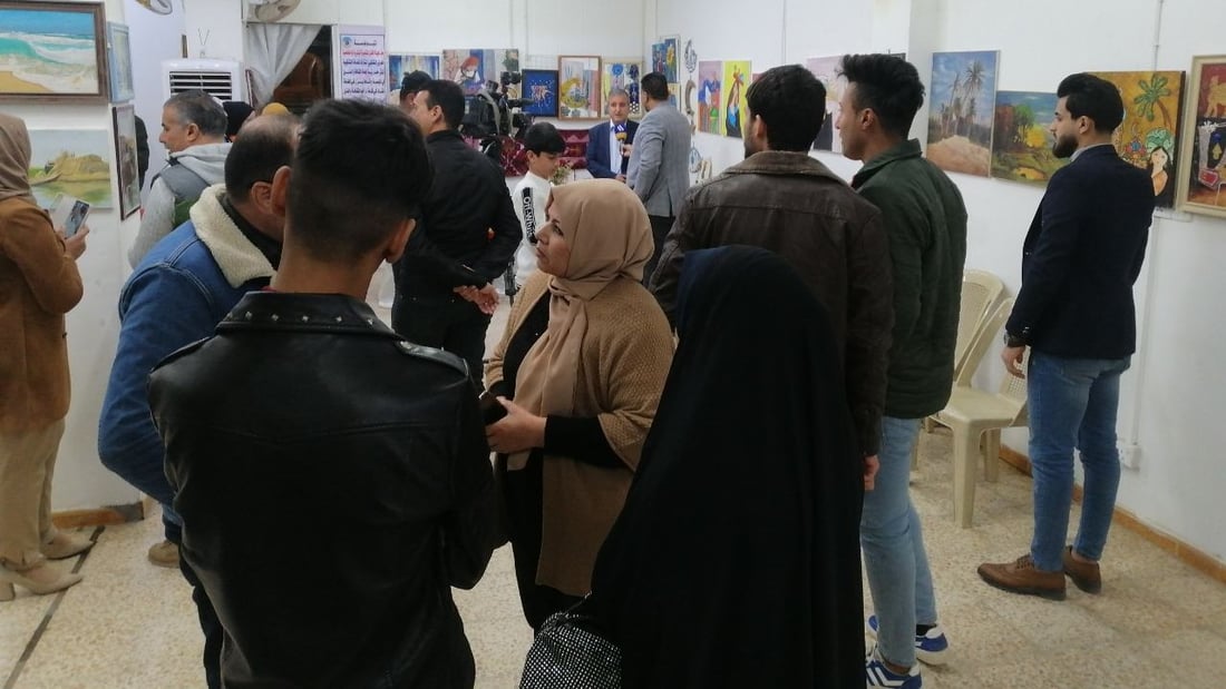فيديو: 50 رجلاً وامرأة يستعرضون مهاراتهم التشكيلية ويخوضون نقاشاً نقدياً في الحلة