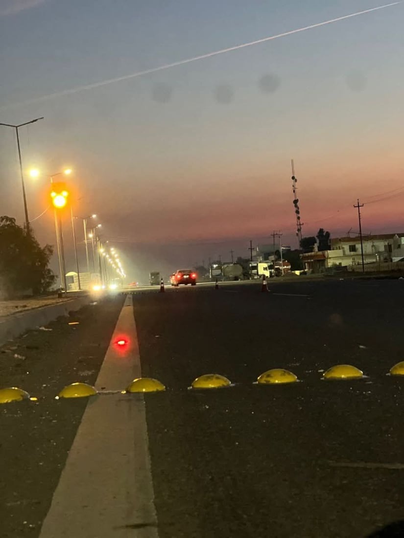 ژمارەیەک گەنجی خۆبەخش تاسەو رووناکی فسفۆریان لەسەر رێگای کەرکوک بۆ بەغدا دانا