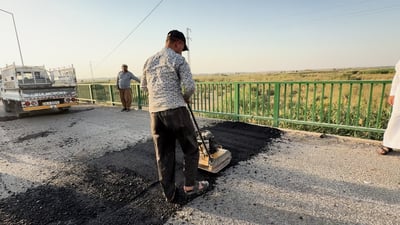 متطوعون يرممون جسر شميط غرب كركوك.. يخدم 45 قرية ويربط 3 محافظات (فيديو)