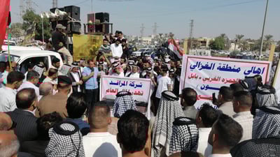 “لم نعد نحتمل العطش”.. تظاهرة غاضبة في المدحتية احتجاجاً على انقطاع المياه (صور)