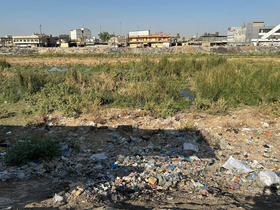 هناك خطة لكن الشرطة لن تتدخل.. نهر قلعة كركوك غص بالقمامة وصار “كراج” (صور)