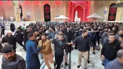 فيديو: الزوار يحتشدون حول مقتدى الصدر خلال زيارته مرقد الإمام علي