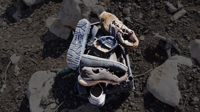 شێوه‌كاره‌ ئێزدییه‌كه‌ ده‌ستى به‌ پڕۆژه‌ هونه‌رییه‌كه‌ى پێڵاوى ئاواره‌كان كرد