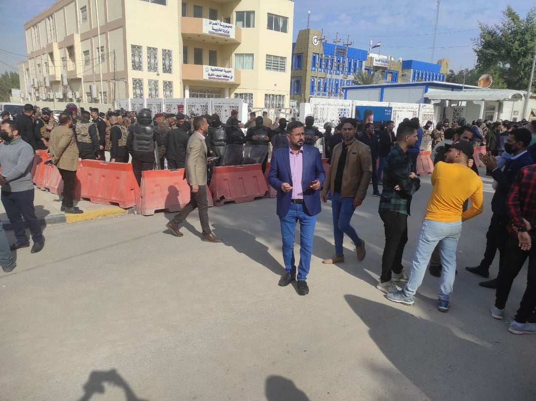 تربية النجف مغلقة منذ يومين.. تظاهرة حاشدة للمحاضرين وأصحاب العقود (فيديو)