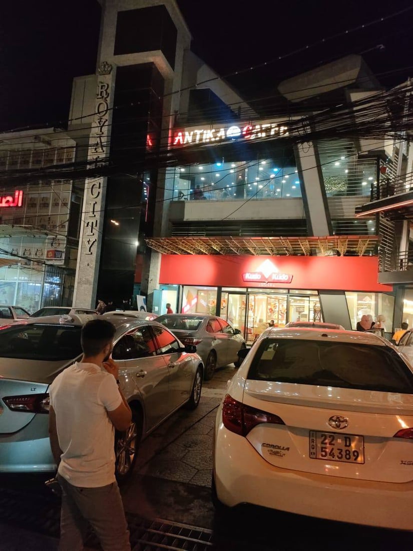 صور من عملية انقاذ شاب علق في مصعد مقهى “انتيكا” الموصلي