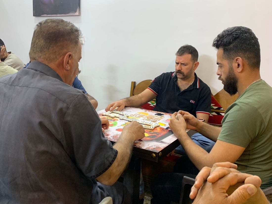 بغداد: مقهى “دلّة” في مجمع النجمة.. ركن للشباب أسسه مهندس ينتظر التعيين