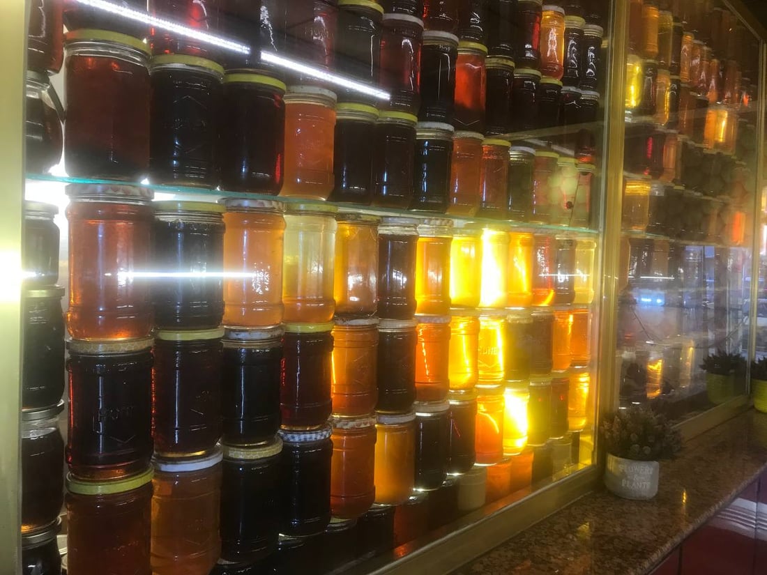 التشافي بالعسل يسحر البغداديين.. وطبيب مختص يفند الاعتقاد السائد