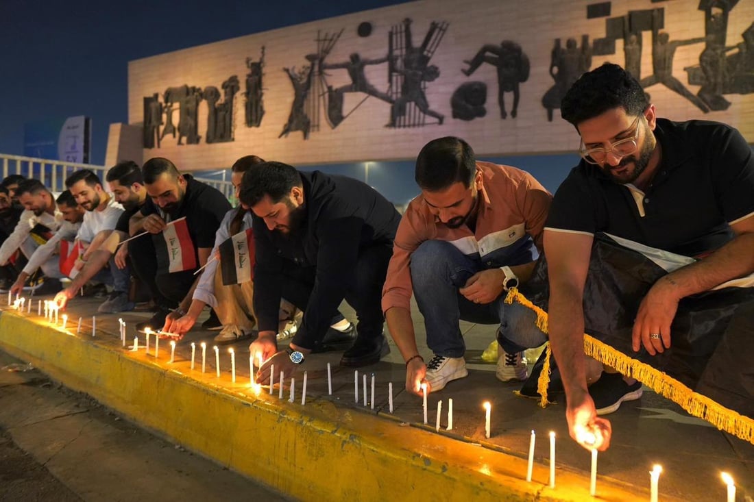 حزن تحت نصب التحرير.. ناشطون يوقدون الشموع في الذكرى السادسة لاحتجاجات تشرين