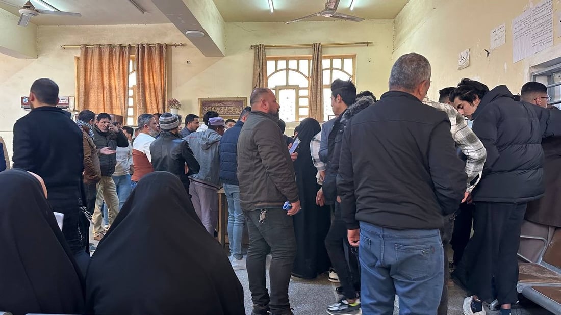 معاملات تضيع ولا مكان للنساء.. خريجو الديوانية يتزاحمون على تصديق الشهادات (صور)