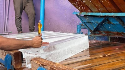 معامل ثلج الكوت تعمل بالطاقة القصوى لكن الكهرباء خذلت الموقف