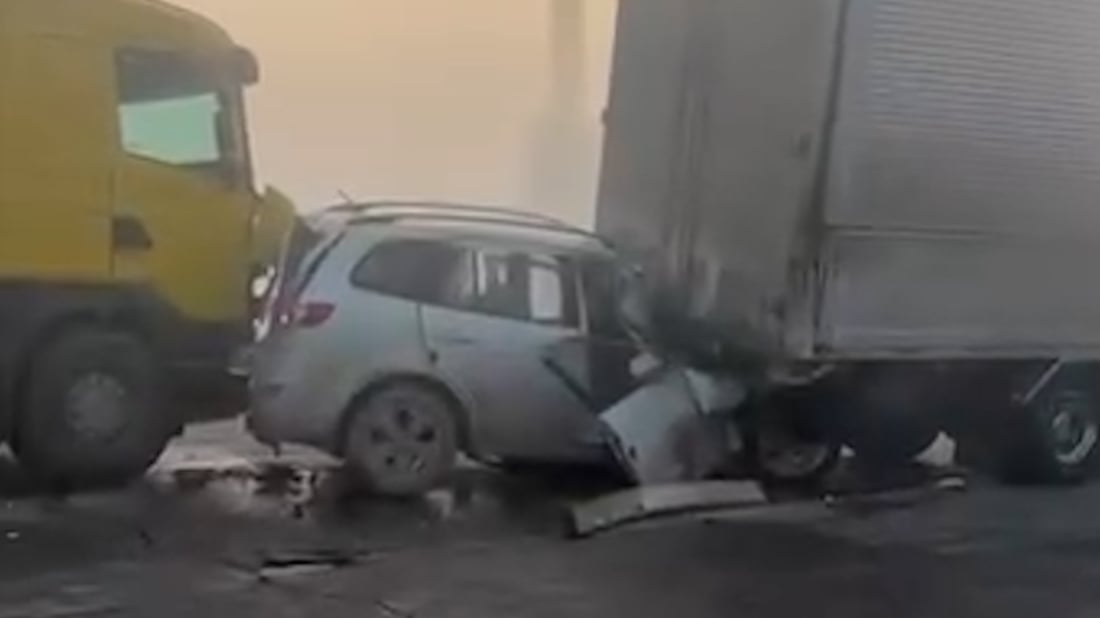 فيديو مروع.. طابور سيارات متصادمة على طريق عفك والضحايا أكثر من 20 شخصاً