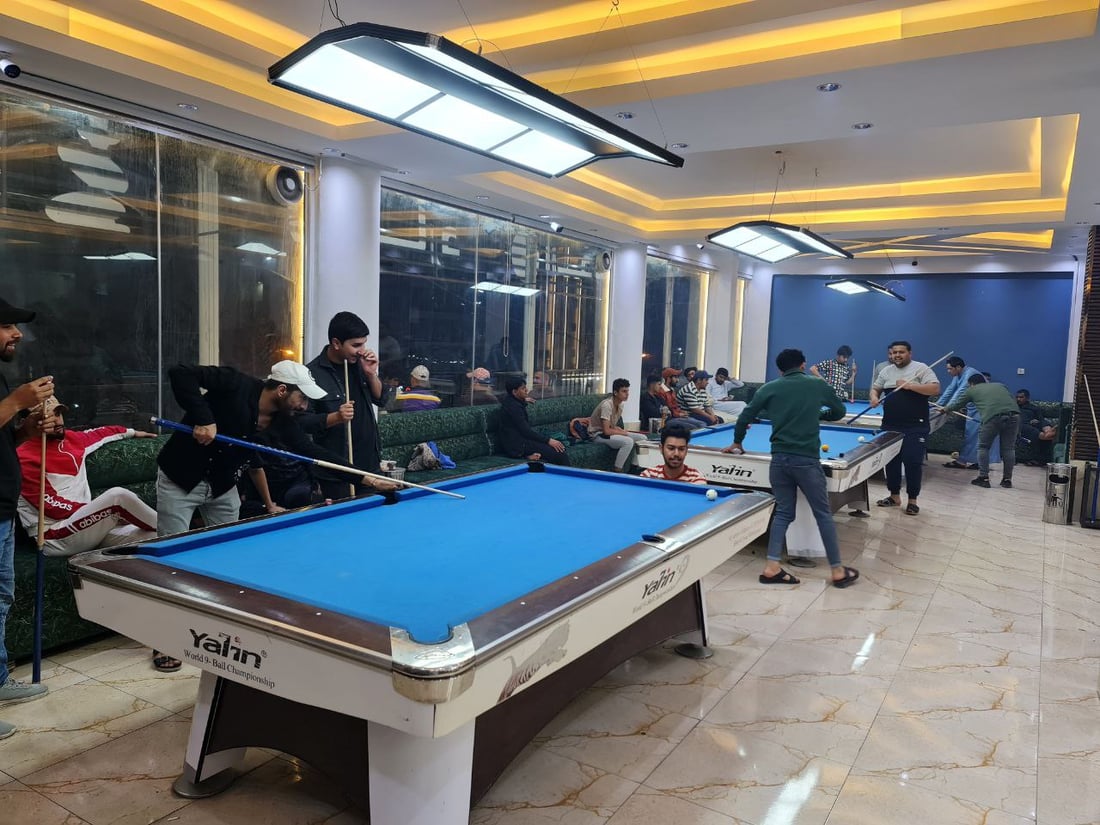 شباب السماوة يلعبون البليارد حتى الصباح.. بطولة حماسية في حي الحسين (صور)