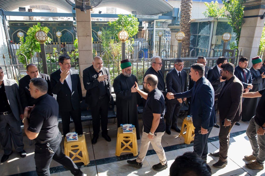 فيديو: وكلاء المرجع السيستاني يستقبلون التعازي بنصر الله بين الحرمين في كربلاء