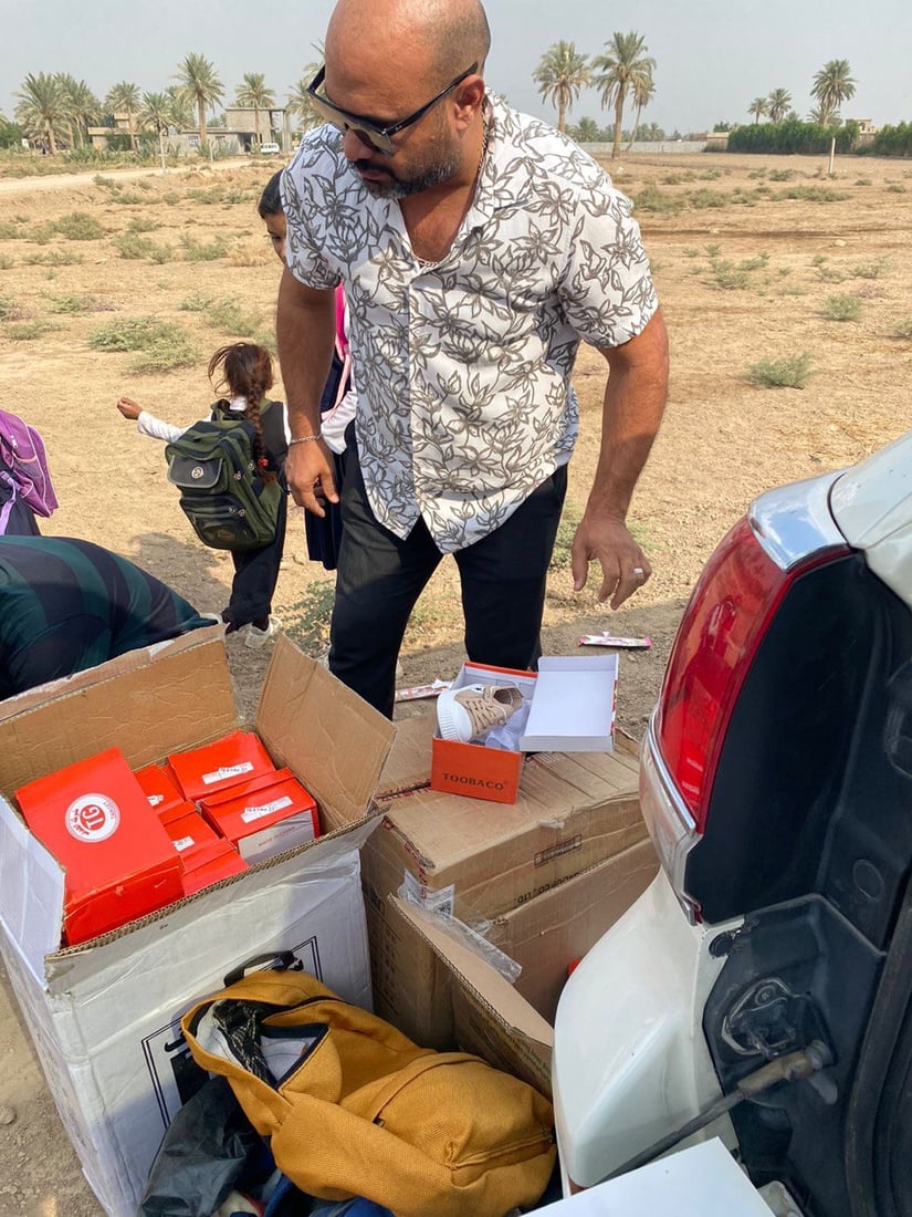 شاب من اليرموك يوزع الكتب مجاناً على تلاميذ أبو غريب.. مدير المدرسة يعترض