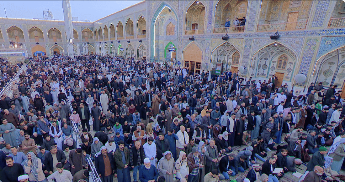 حشود على مد النظر في العتبة العلوية لأداء صلاة العيد (صور)