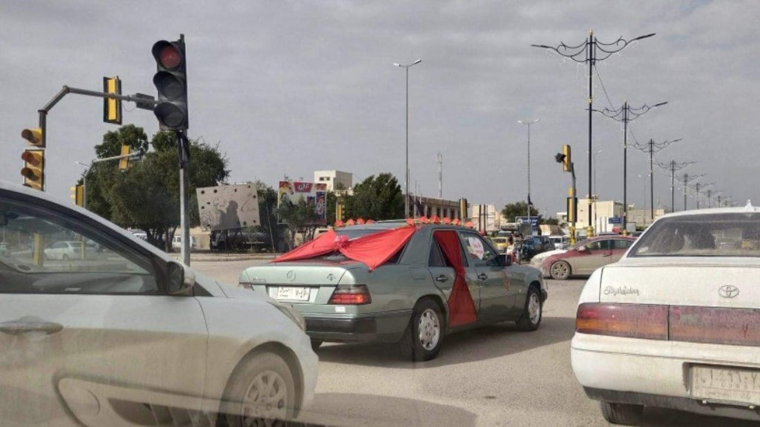 زفّة بـ”مرسيدس” قديمة.. شاب من السماوة يقرر العودة إلى أعراس “التسعينيات”