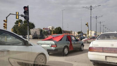 زفّة بـ”مرسيدس” قديمة.. شاب من السماوة يقرر العودة إلى أعراس “التسعينيات”