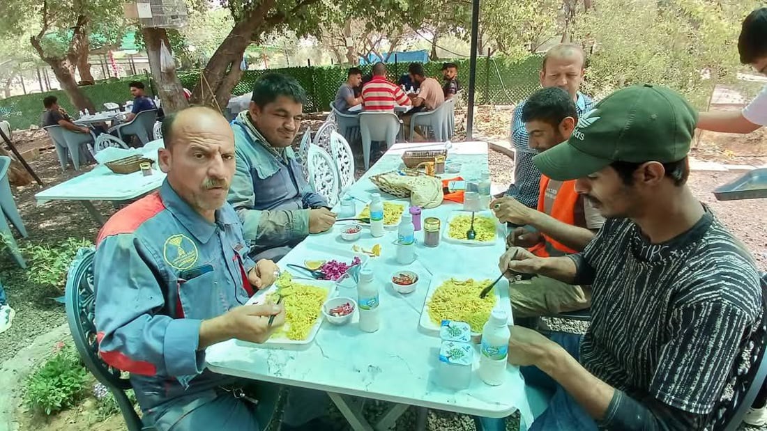 صور: ناشطة كركوكية تجمع 50 عاملاً من بلدية آلتون كوبري وتحتفل بعيدهم على نهر الزاب