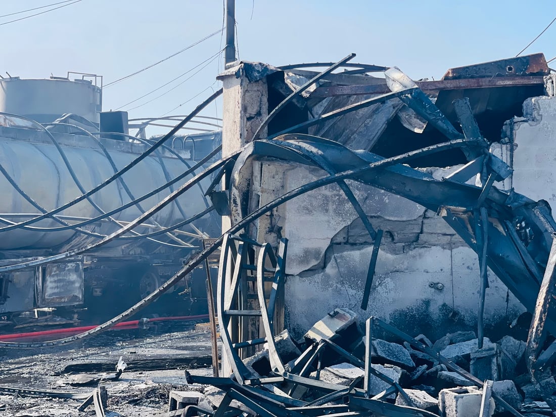 الإطفاء تخمد حريق أربيل الضخم.. شاهد لحظة الانفجار والسيارات المتفحمة