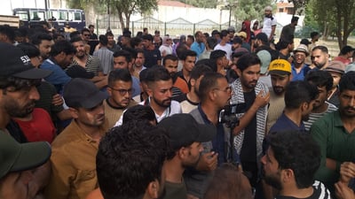 خريجو كل المحافظات وقفوا حتى الظهيرة أمام الخضراء مطالبين بالوظائف (صور)