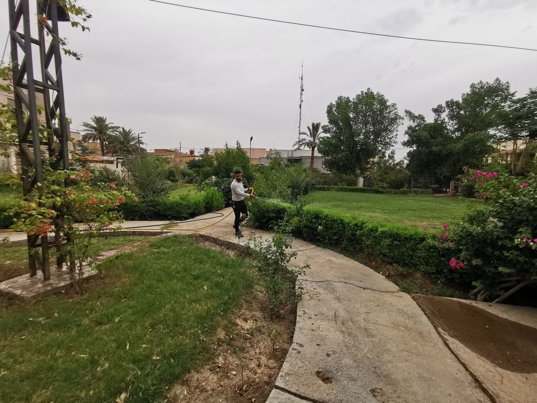 أعطى مفتاحاً لكل عائلة.. شاب كوفي ينشئ للجيران حديقة غنّاء ويحيطها بأبواب محكمة