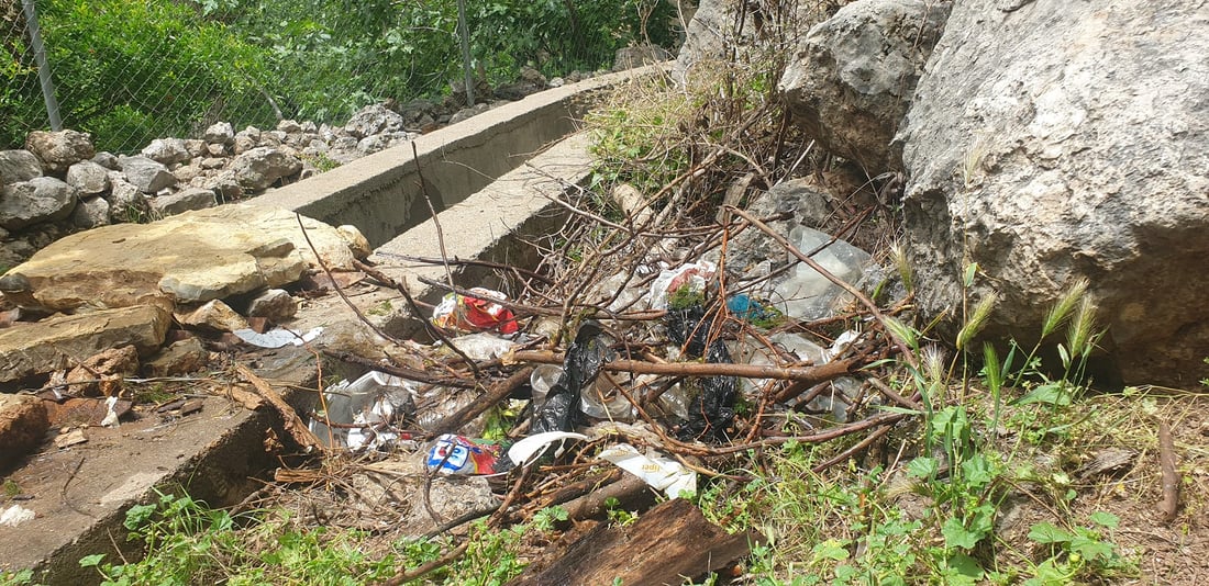 توێکڵە شووتی و بوتڵی ئاو لای کانیاوەکانی سەرگەت فرێدراون