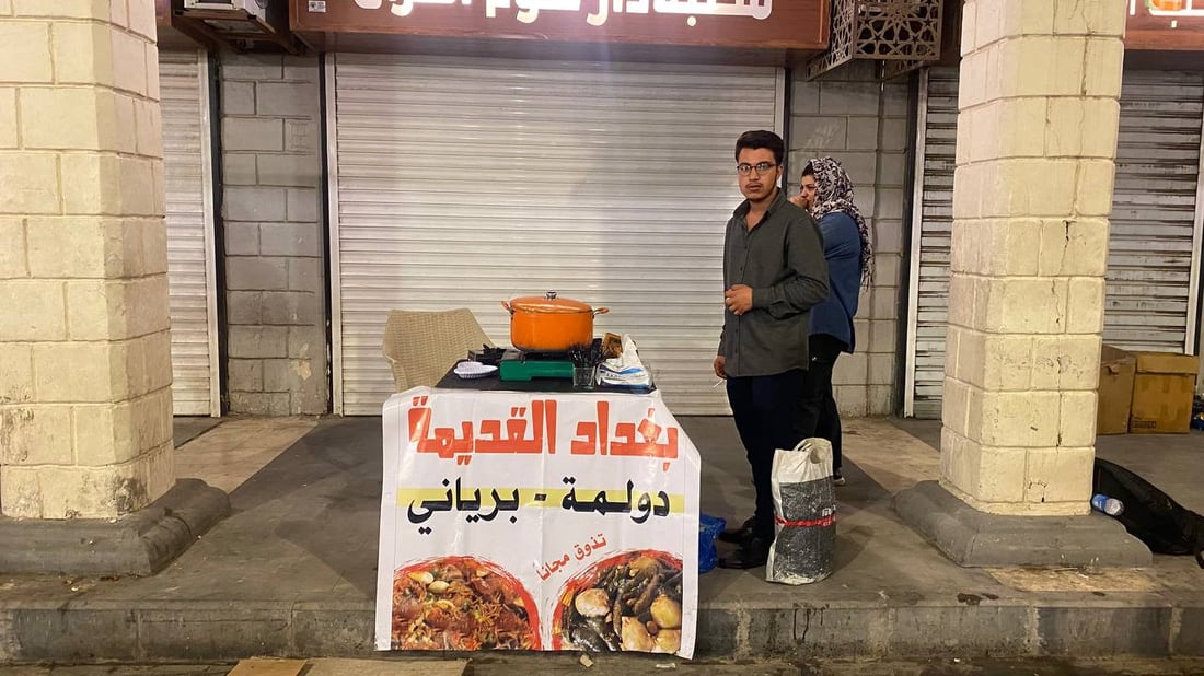 صور: ليل المتنبي لا يقل جمالاً عن نهاره.. باعة إندومي ودولمة وجبس نيتروجين!