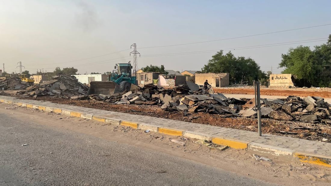 صور من طريق “يا علي”: أعمال البلدية بدأت في مدخل النجف بإزالة التبليط القديم