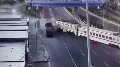 القطار احتار مع مجسر السوداني وضرب القاطرة والمقطورة (فيديو)