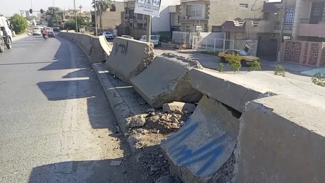 مرحلة صيانة أخرى قادمة.. هكذا تتعثر السيارات على جسر السفارات في بغداد (فيديو)