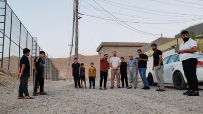 چەند عەمودێک لە ناوەڕاستی جادەدا قوت بوونەتەوە و کێشەیان دروستکردووە