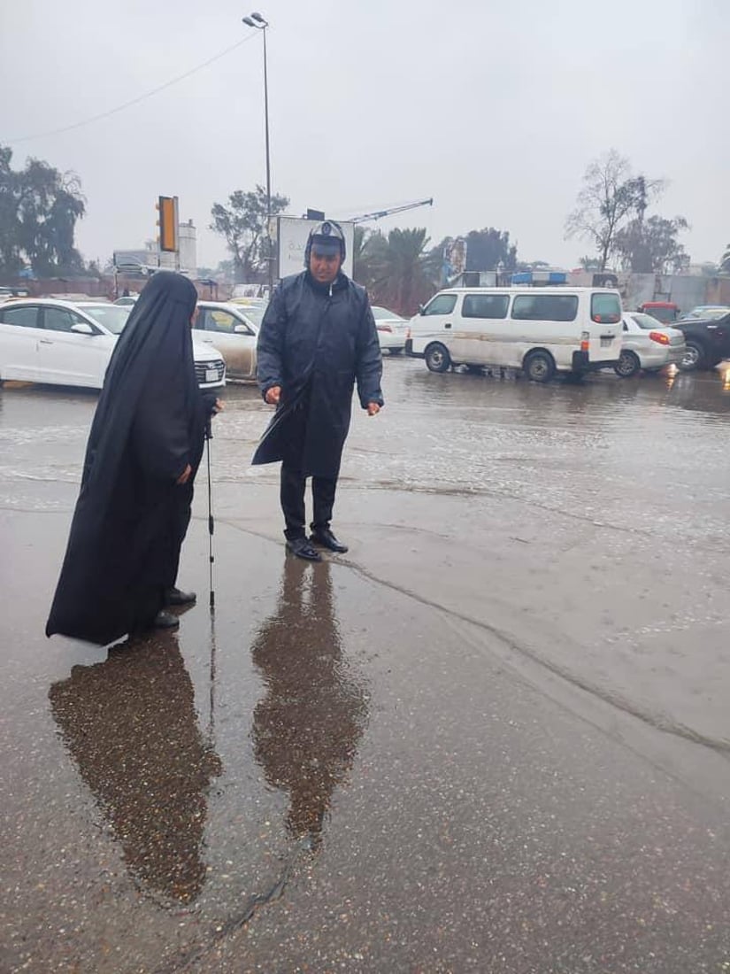 صور: رجال المرور في بغداد أمام مهمة شاقة تحت زخّ الأمطار