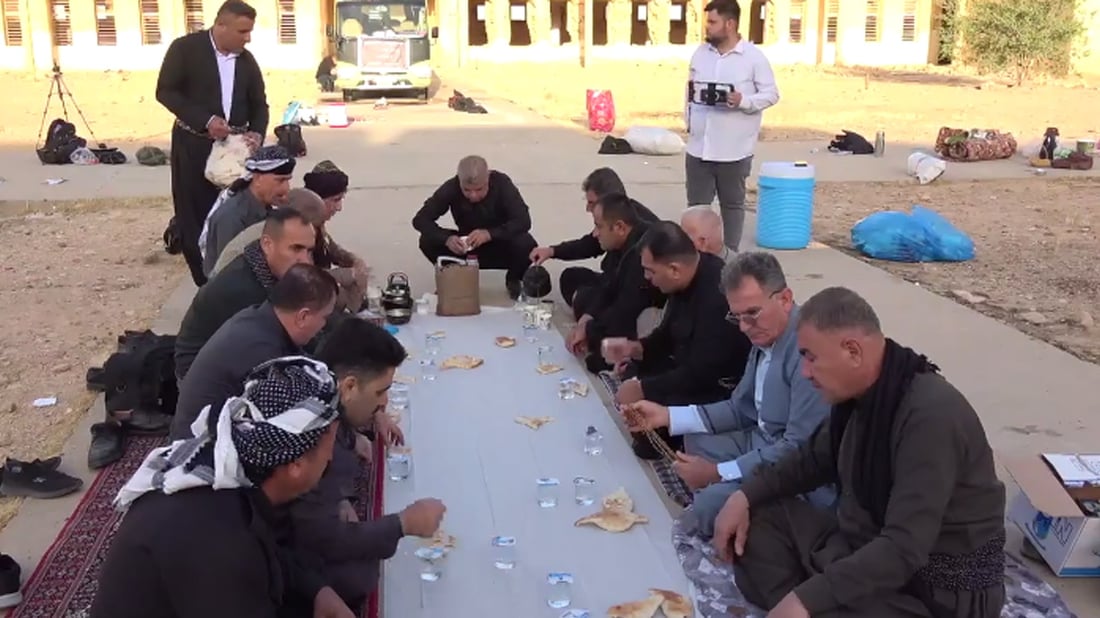 عوائل كردية تحيي أول أيام العيد في السماوة.. اجتمعوا عند قبور أحبتهم بنقرة السلمان