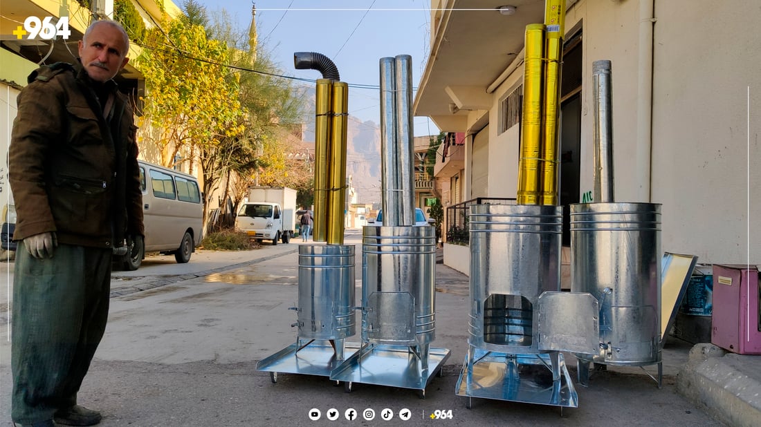 هەزاران چەکوش بە پلێتدا دەکێشێت و نابیستێت