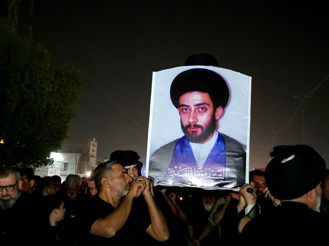 رجال الدين وشيوخ العشائر حملوا نعش الصدر على الأكتاف.. صور من الزعفرانية