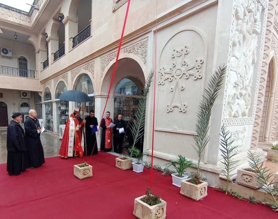 صليب راهب أرمني لجأ إلى العراق.. كنيسة بهنام واخته سارة تستعيد الجداريتين (صور)