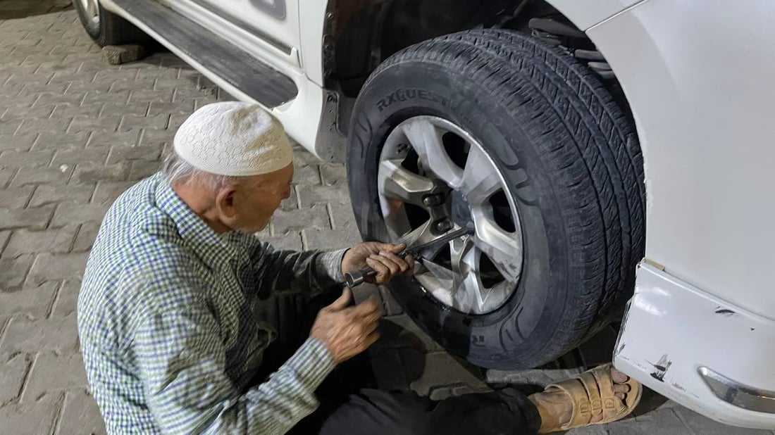 صور من ورشة أقدم “بنچرچي” في النجف.. حجي باقر تجاوز الـ 75 ويرفض المساعدة