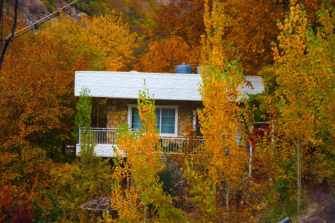 کەشەکە تەواو پاییزییە و تەنیا لە بارانی کەمە