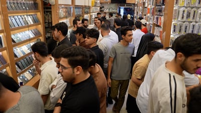 آيفون 17 البرتقالي.. شارع الجزائر ازدحم والبصرة لا تقبل إلا “الفوول”