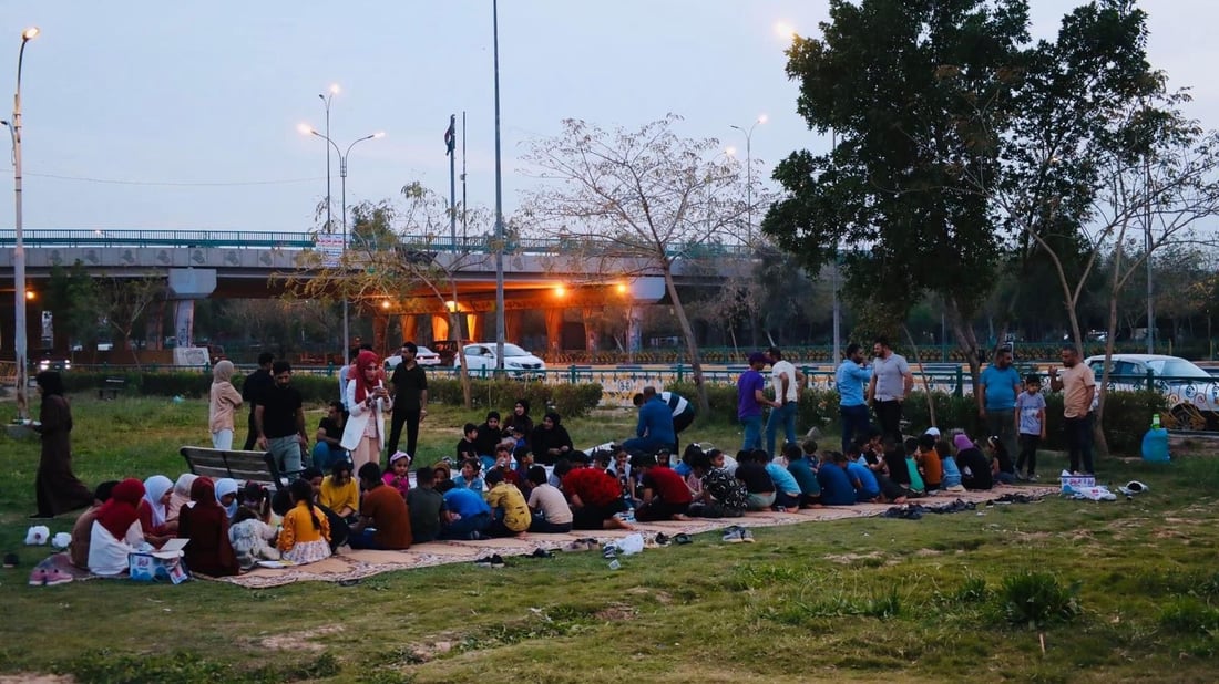 صور: أيتام بعقوبة نظفوا المنتزه وزرعوا الشتلات وشاركوا في إفطار جماعي