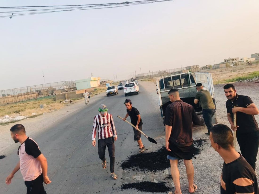 قرية “شكراً” ممتنة لشباب الشرقاط.. جمعوا الإسفلت من الحكومة وبلطوا!