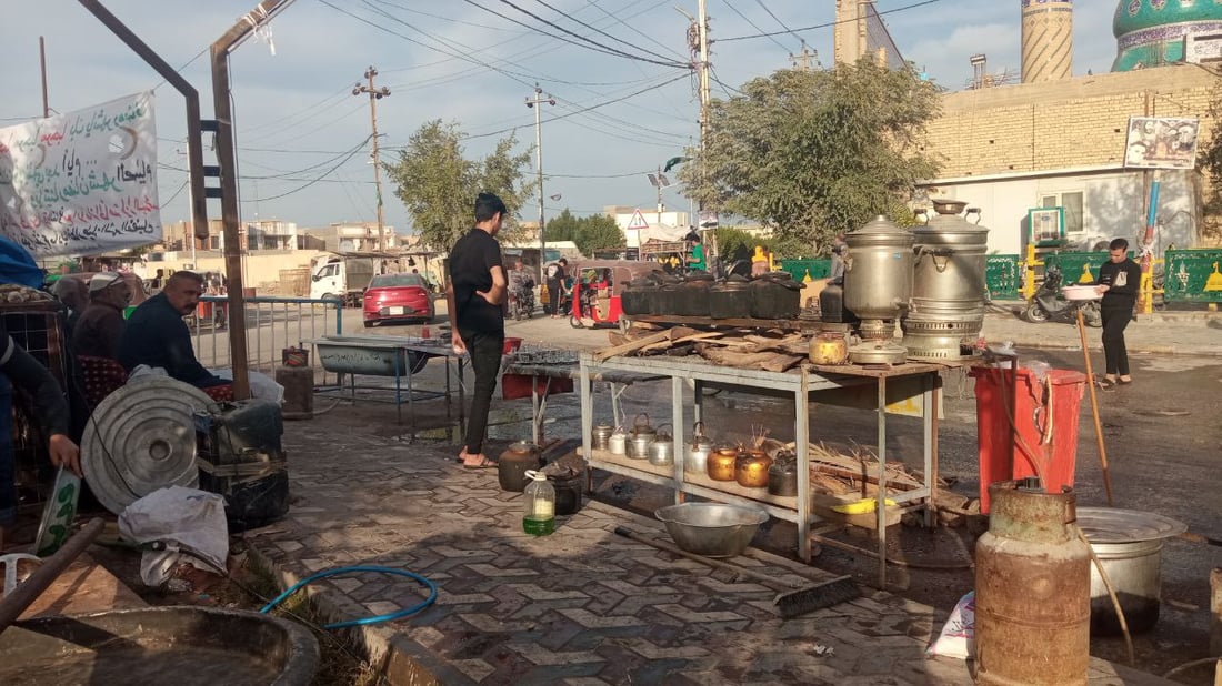 “أبو حديدة” في طويريج لم يتوقف عن طبخ الطعام وتوزيعه قرب مرقد أبي هاشم (صور)