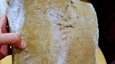 صورة: الناصرية تترجم “طابو” سومري منقوش على لوح الطين وكشفته الأمطار الأخيرة