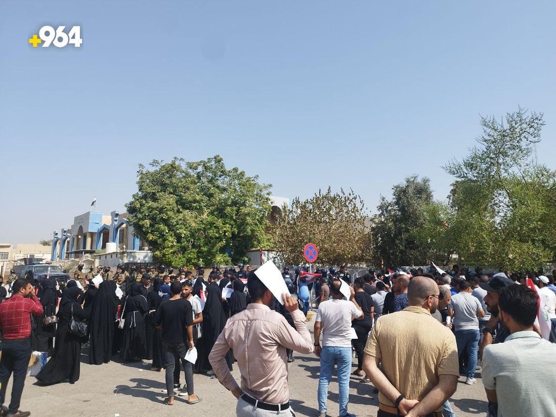 صور من الحلة: موظفو “الأمن الغذائي” أحاطوا بمبنى المحافظة وهتفوا بغضب