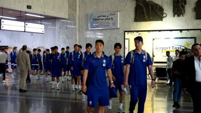 فيديو: استقبال بـ”السيلفيات” للمنتخب الكوري في مطار البصرة
